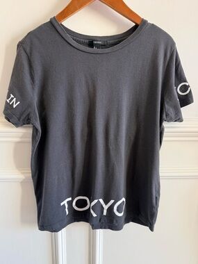 Forever 21 Women’s Tee Shirt Graphic Grey Top TOKYO / BERLIN / NYC Y2K Size L